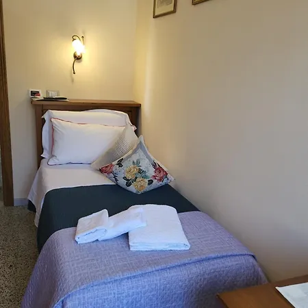 Melany Vicino Centro Nocleg ze śniadaniem Lukka